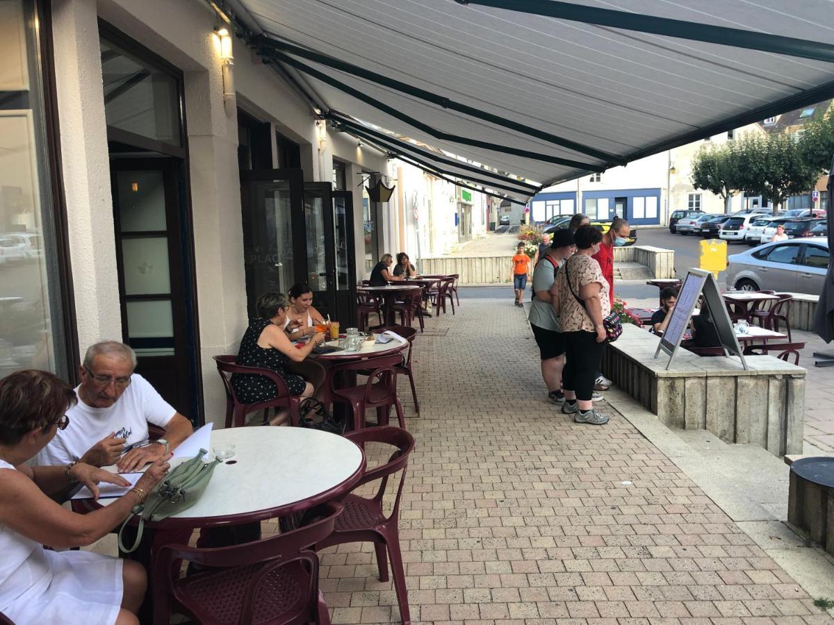 Hotel Restaurant La Place Saint-Amand-Montrond Exterior photo